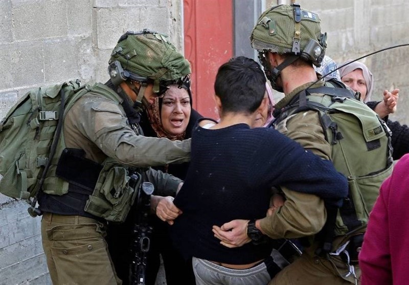 الاحتلال یعتقل طفلا ووالدته فی بلدة العیسویة بالقدس المحتلة