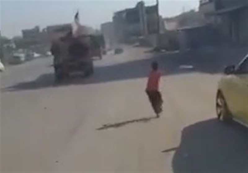 Syrian Children in Qamishli Hurl Stones at Retreating US Forces (+Video)