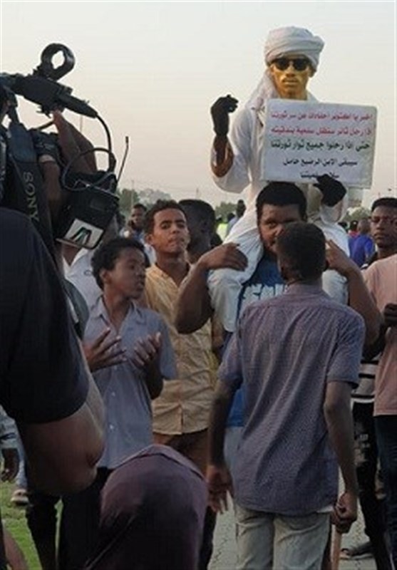 تظاهرات سودانی‌ها در سالروز انقلاب؛ موانع فراوان پیش روی دولت انتقالی