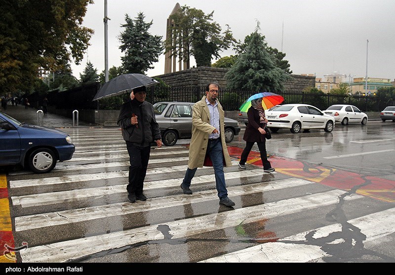 عکس/ تشکیل &quot;دریاچه‌های فصلی&quot; در بزرگراه‌های تهران با بارش باران!