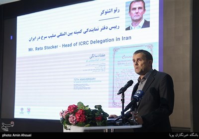 سخنرانی رتو اشتوکر رییس دفتر نمایندگی کمیته بین‌المللی صلیب سرخ در ایران در افتتاحیه نمایشگاه عکس ۷۰ سالگی تصویب کنوانسیون های ژنو