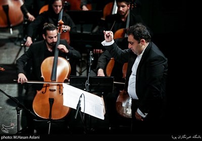اجرای سمفونی« آب تشنه» توسط ارکستر ملی ایران به رهبری سهراب کاشف 