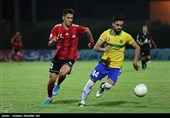دیدار تیم‌های فوتبال صنعت نفت و تراکتور - آبادان