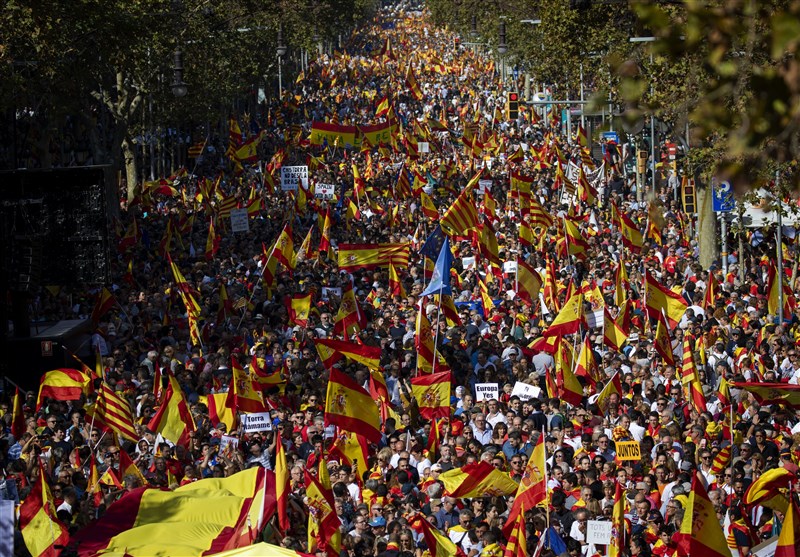 Tens of Thousands March in Barcelona Urging Spanish Unity