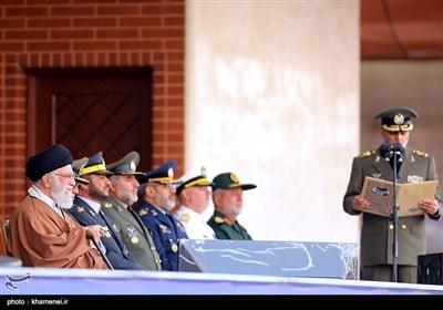 الامام الخامنئي يحضر مراسم تخريج دفعة جديدة من ضباط الجيش