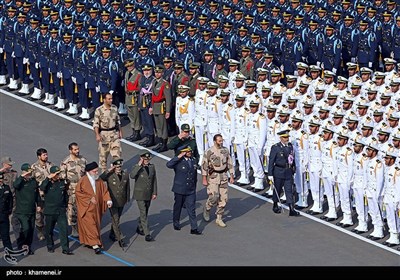 الامام الخامنئي يحضر مراسم تخريج دفعة جديدة من ضباط الجيش