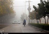 مهگرفتگی شدید و بارش باران در محورهای مواصلاتی استان ایلام/ 52تیم راهداری و پلیس مستقر هستند