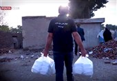 پخت و توزیع غذای نذری بین نیازمندان توسط قطار نورالرضا