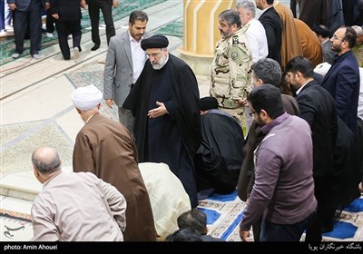حضور حجت الاسلام سید ابراهیم رئیسی رئیس قوه قضائیه در نماز جمعه تهران 10 آبان