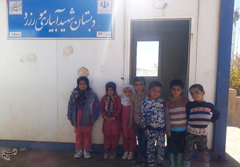 یاسوج| فراگیری علم زیر چکه باران؛ نامهربانی «سرما» با دانش‌آموزان روستای «اشکفت قاطری» + تصاویر