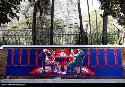 إزاحة الستار عن لوحات جدارية على جدران "وكر التجسس الامريكي" في طهران