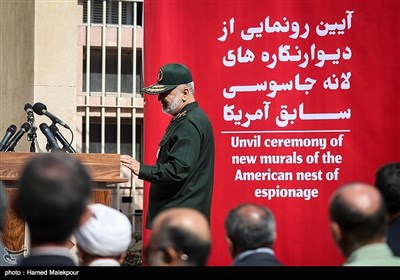 سرلشکر حسین سلامی فرمانده کل سپاه در مراسم رونمایی از دیوارنگاره‌های جدید لانه جاسوسی سابق آمریکا