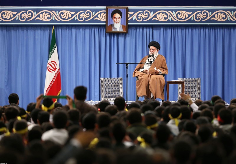 امام خامنه‌ای در دیدار دانش‌آموزان: یکی از راه‌های بستن نفوذ آمریکا، منع مذاکره است/ آمریکا ضعیف‌تر و درعین‌حال وحشی‌تر شده است