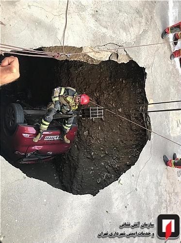 فرونشست زمین سقوط خودرو در گودال حوادث وحشتناک حوادث واقعی حوادث تهران اخبار تهران