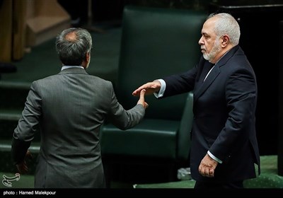 محمدجواد ظریف وزیر امور خارجه هنگام ترک جلسه علنی مجلس شورای اسلامی