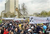 آغاز راهپیمایی 13 آبان در مقابل لانه جاسوسی آمریکا؛ دانش آموزان پرچم آمریکا را به آتش کشیدند