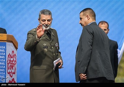 سرلشکر سید عبدالرحیم موسوی فرمانده کل ارتش در راهپیمایی روز ۱۳ آبان در تهران