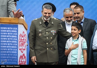 سرلشکر سید عبدالرحیم موسوی فرمانده کل ارتش در راهپیمایی روز ۱۳ آبان در تهران 
