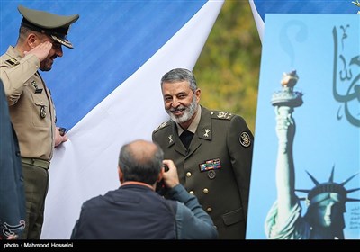 سرلشکر سید عبدالرحیم موسوی فرمانده کل ارتش در راهپیمایی روز ۱۳ آبان در تهران 