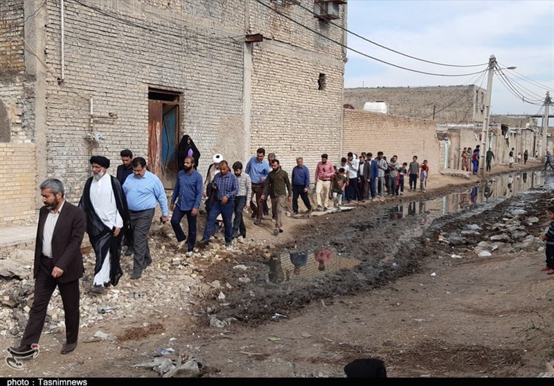 اهواز| بازدید نماینده ولی فقیه خوزستان از وضعیت آب و فاضلاب کوی مشعلی + تصویر