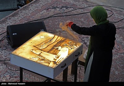 نقاشی کردن با شن توسط فاطمه عبادی در سخنرانی علی اکبر رائفی پور در اجتماع بزرگ بیعت با امام زمان (عج )