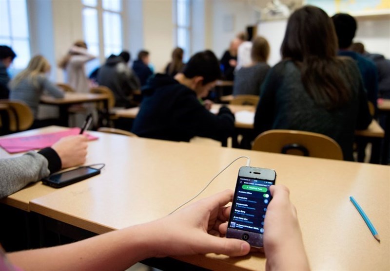 تعلیمی اداروں میں موبائل فون کے استعمال پر پابندی کا اعلان