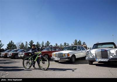 گردهمایی خودروهای کلاسیک در پیست اتومبیل رانی مجموعه ورزشی ثامن الائمه مشهد
