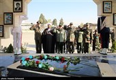 ادای احترام به مقام شهدا