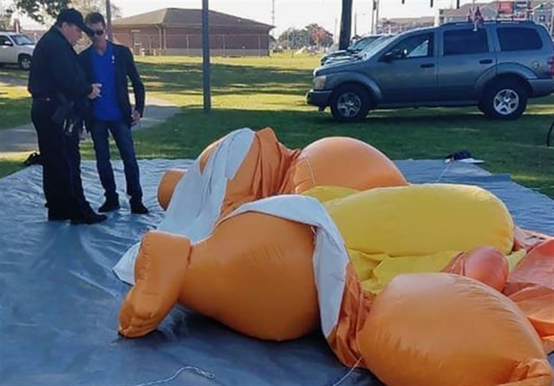 &apos;Baby Trump&apos; Balloon Stabbed, Deflated at Alabama Protest