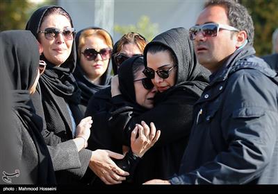 ابراز همدردی الهام پاوه نژاد و لاله اسکندری با ‎فلورا سام همسر زنده‌یاد مجید اوجی تهیه کننده تلویزیون در مراسم تشییع