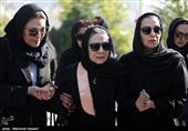 ابراز همدردی الهام پاوه نژاد و لاله اسکندری با ‎فلورا سام همسر زنده‌یاد مجید اوجی تهیه کننده تلویزیون در مراسم تشییع