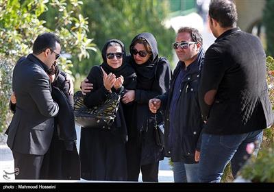 ‎فلورا سام همسر زنده‌یاد مجید اوجی تهیه کننده تلویزیون در مراسم تشییع