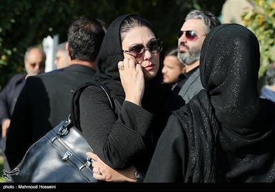 لاله اسکندری در مراسم تشییع پیکر زنده‌یاد مجید اوجی تهیه کننده تلویزیون