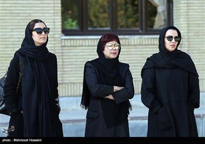 الهام پاوه نژاد،کمند امیرسلیمانی و نیکی مظفری در مراسم تشییع پیکر زنده‌یاد مجید اوجی تهیه کننده تلویزیون