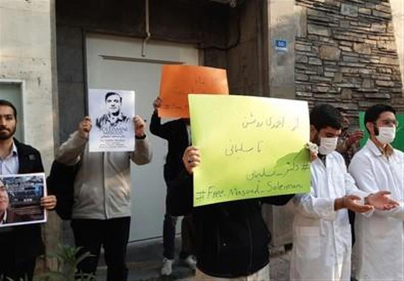 دانشجویان دانشگاه تهران در اعتراض به دستگیری استاد ایرانی در آمریکا تجمع کردند