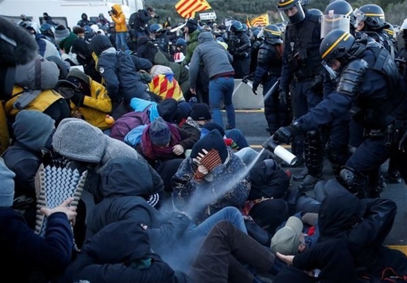 Police in Catalonia Oust Pro-Independence Protesters from Major Highway