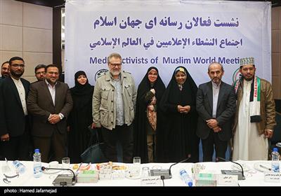 عکس یادگاری در حاشیه نشست فعالان رسانه‌ای جهان اسلام