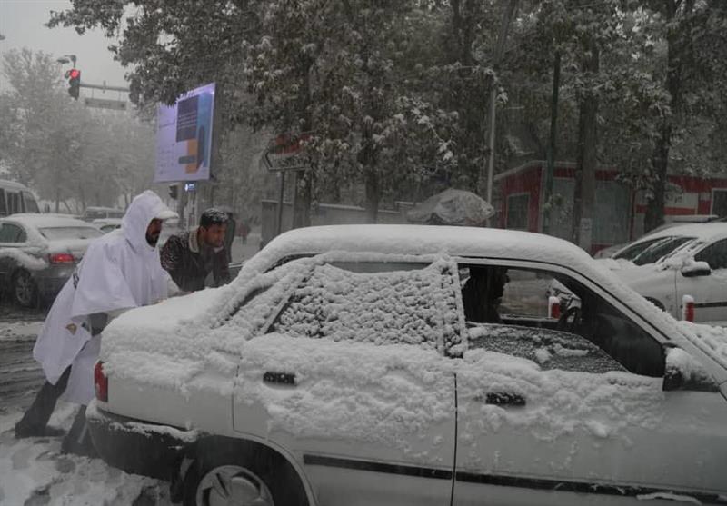 پلیس راهور: معابر شمالی تهران نیاز به برف‌روبی دارد/ شهروندان از تردد غیرضرور خودداری کنند
