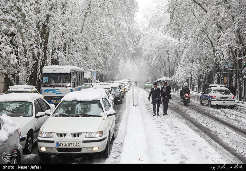 نخستین بارش برف پاییزی اصفهان را سفیدپوش کرد؛ مدارس استان اصفهان امروز به دلیل برودت هوا تعطیل شد