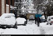بارش سنگین برف در نطنز / بازگشایی محورهای مواصلاتی ‌با تلاش راهداری