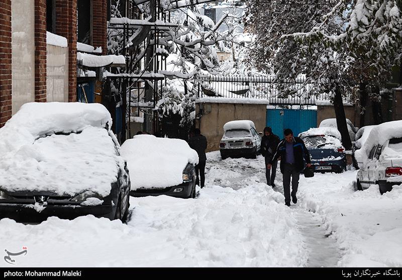 بارش سنگین برف در نطنز / بازگشایی محورهای مواصلاتی ‌با تلاش راهداری