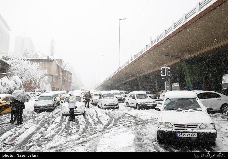 بارش سنگین برف در آذربایجان‌شرقی / محورهای مواصلاتی ‌لغزنده است