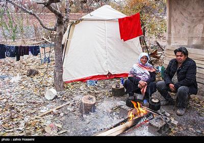 زندگی در روستای زلزله‌زده ورنکش در ۲۲کیلومتری شمال شهر میانه پس از وقوع زمین‌لرزه ۵.۹ریشتری ادامه دارد.