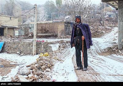 زندگی در روستای زلزله‌زده ورنکش در ۲۲کیلومتری شمال شهر میانه پس از وقوع زمین‌لرزه ۵.۹ریشتری ادامه دارد.