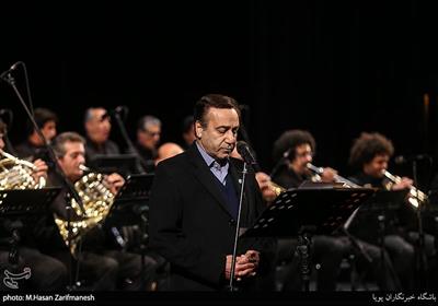اجرای محمد گلریزخواننده انقلابی در بزرگداشت موسیقی جنگ