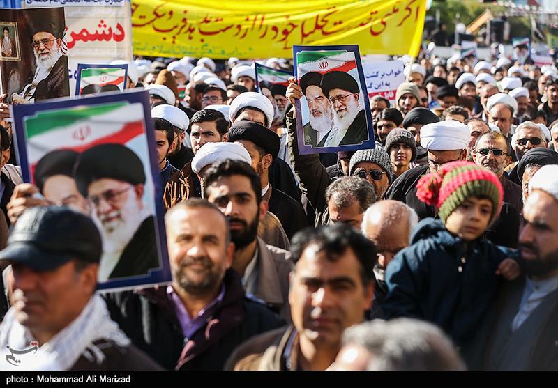 مردم قشم در حمایت از رهبری و امنیت ملی راهپیمایی می‌کنند