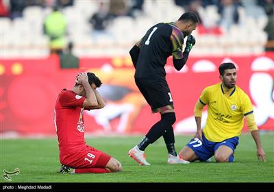 دیدار تیم‌های فوتبال پرسپولیس و نفت مسجدسلیمان