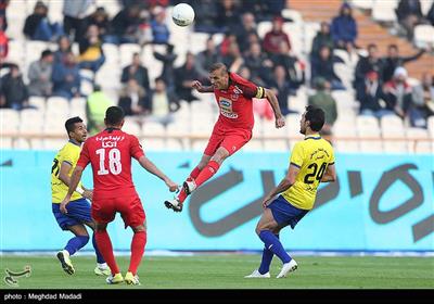 دیدار تیم‌های فوتبال پرسپولیس و نفت مسجدسلیمان