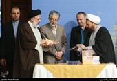 رونمایی از مجموعه آثار علوم انسانی توسط حجت الاسلام سید ابراهیم رئیسی در افتتاحیه پنجمین کنگره بین المللی علوم انسانی اسلامی