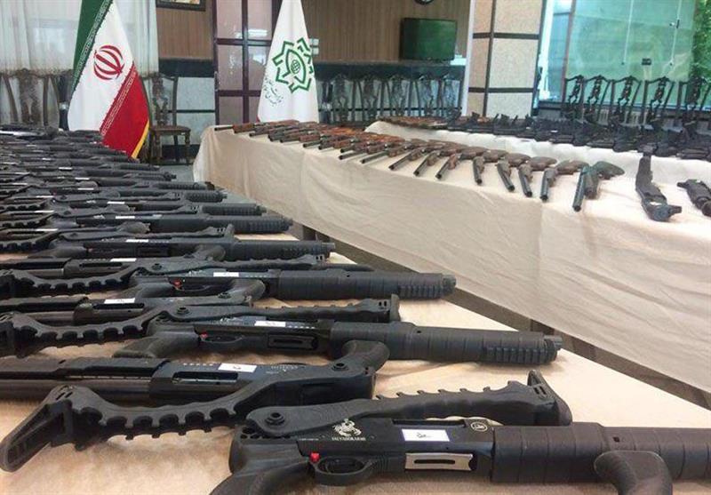 ضربه وزارت اطلاعات به باند بزرگ قاچاق سلاح و مهمات در کرج / فعالیت متهمان در 8 استان / دستگیری 20 نفر ‌از اعضای اصلی باند‌